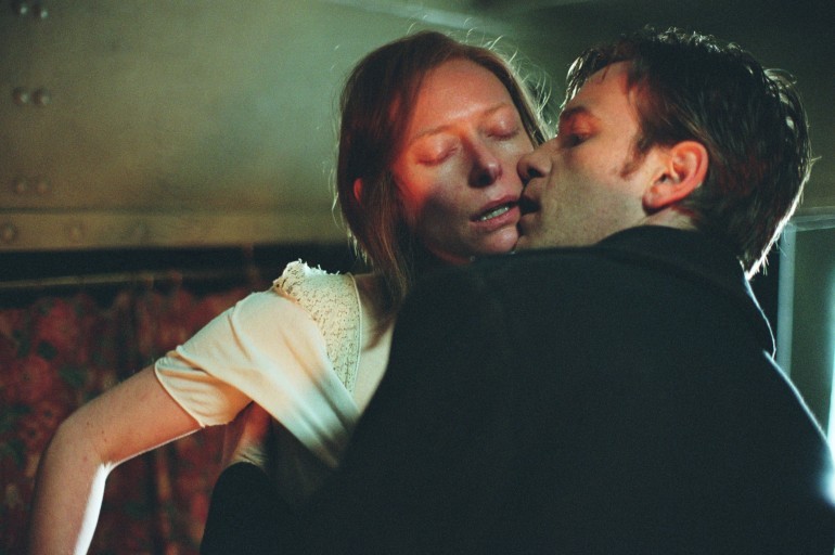 Tilda Swinton w filmie "Młody Adam" (2003)