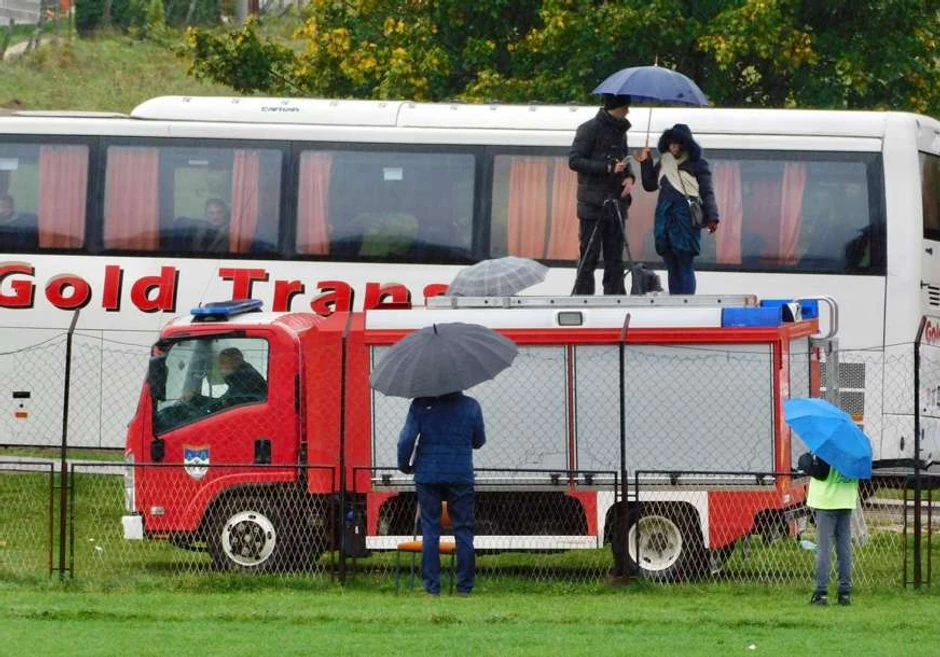 Mladi novinari sa vatrogasnih kola prenose utakmice.