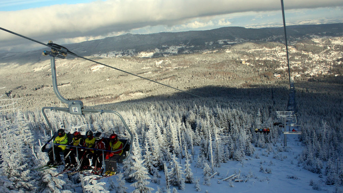 Na nartach w województwie dolnośląskim można już jeździć w większości ośrodków wypoczynkowych. Warunki turystyczne są jednak trudne, a w Karkonoszach obowiązuje I stopień zagrożenia lawinowego.