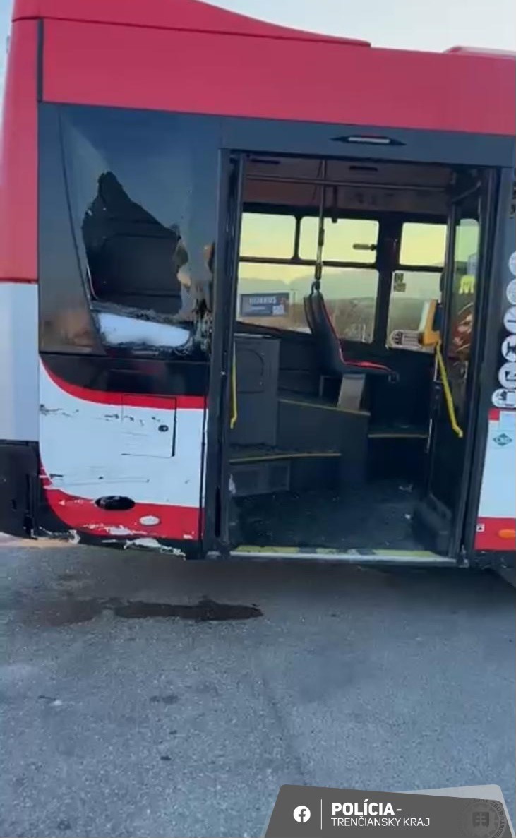 Pri zrážke s autobusom na ceste I/61 v Opatovej sa zranil motocyklista.