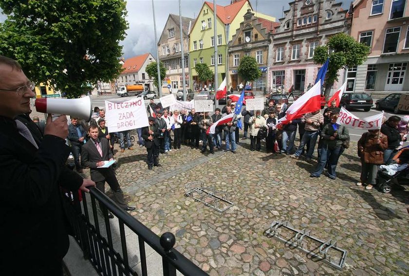 Zbojkotowali wybory, dostali drogę