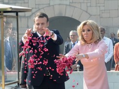 'Podstarzała landrynka z nadmuchanym biustem'. Brigitte Macron złajana za kreację z Indii. FOTO