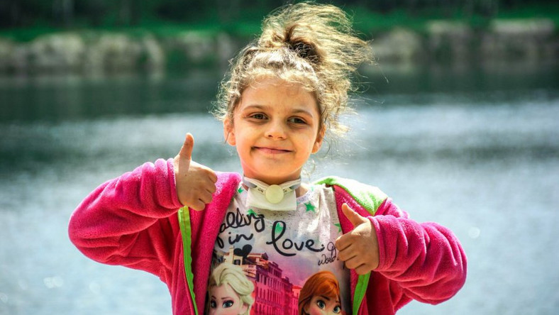 7-letnia Julia Przykorzyńska cierpi na bardzo rzadką chorobę. Niestety w ostatnim czasie poza problemami z oddychaniem pojawiła się konieczność wszczepienia endoprotezy. Każdy może pomóc, liczy się każda złotówka.