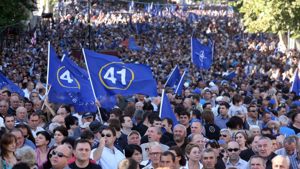 Na dwa dni przed wyborami parlamentarnymi w Gruzji manifestacje poparcia zorganizowali w sobotę zarówno zwolennicy prezydenta Micheila Saakaszwilego, jak i jego głównego rywala - miliardera Bidziny Iwaniszwilego.