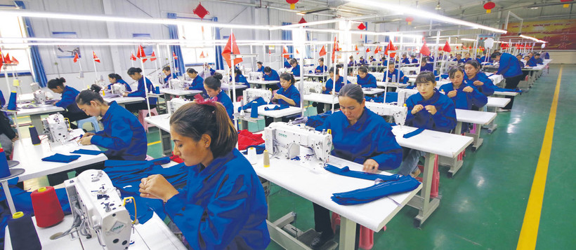 Ujgurki pracujące w fabryce w prowincji Sinciang