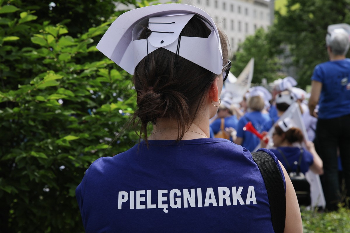 Pielęgniarki wręczyły politykom żółte kartki