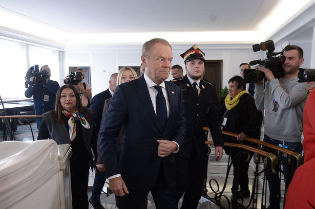 Przewodniczący Platformy Obywatelskiej Donald Tusk (C) w drodze na uroczystość parafowania umowy koalicyjnej
