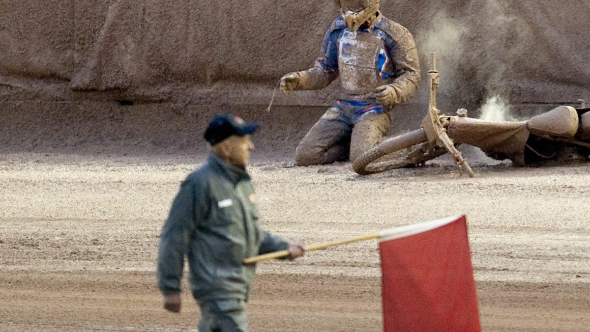 Jason Crump, lider PGE Marmy i trzykrotny mistrz świata, mimo wybitego barku przyjedzie na niedzielny mecz. Start Australijczyka, któremu tydzień temu wypadł bark w Grand Prix, ma kluczowe znaczenie dla wyniku derbów Podkarpacia.