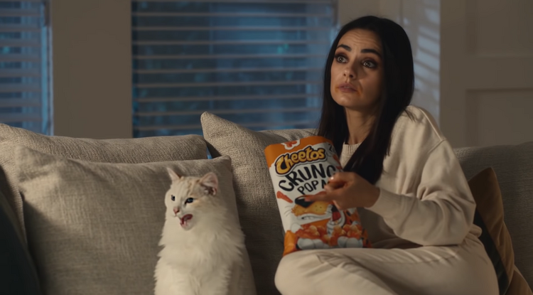 Mila Kunis a Cheetos reklámban