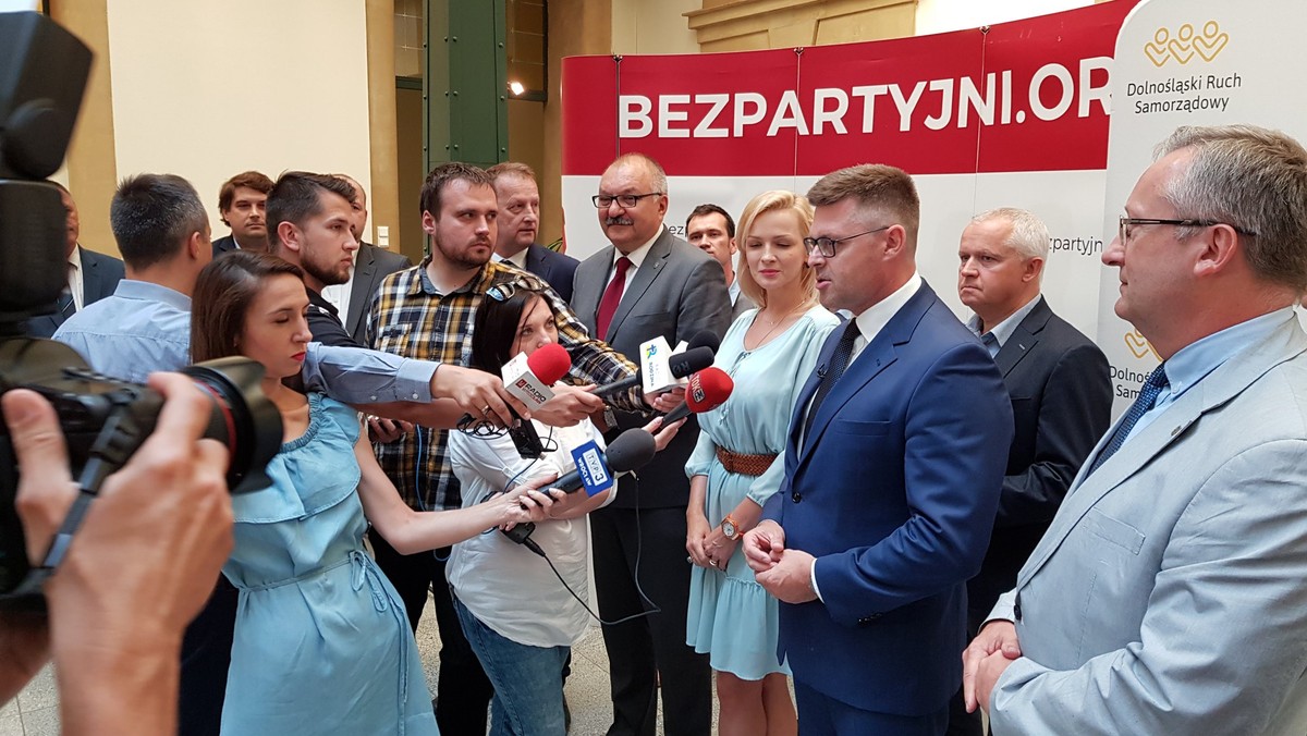 Będzie wspólna lista do sejmiku dolnośląskiego i wspólni kandydaci na prezydentów i burmistrzów. Przedstawiciele Dolnośląskiego Ruchu Samorządowego i Bezpartyjnych Samorządowców zapowiedzieli dziś start w wyborach pod szyldem Bezpartyjnych.