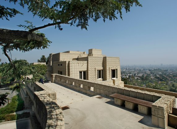 The Ennis House projektu Wrighta powstała w 1924 roku w północnym Los Angeles. Architekt czerpał inspirację z budowli świątyń Majów