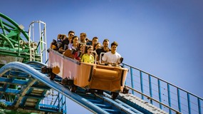 Wejście na własną odpowiedzialność… czy aby na pewno? Pułapki i postanowienia niedozwolone w regulaminach parków rozrywki