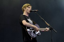 George Ezra zaprasza do rajskiego ogrodu