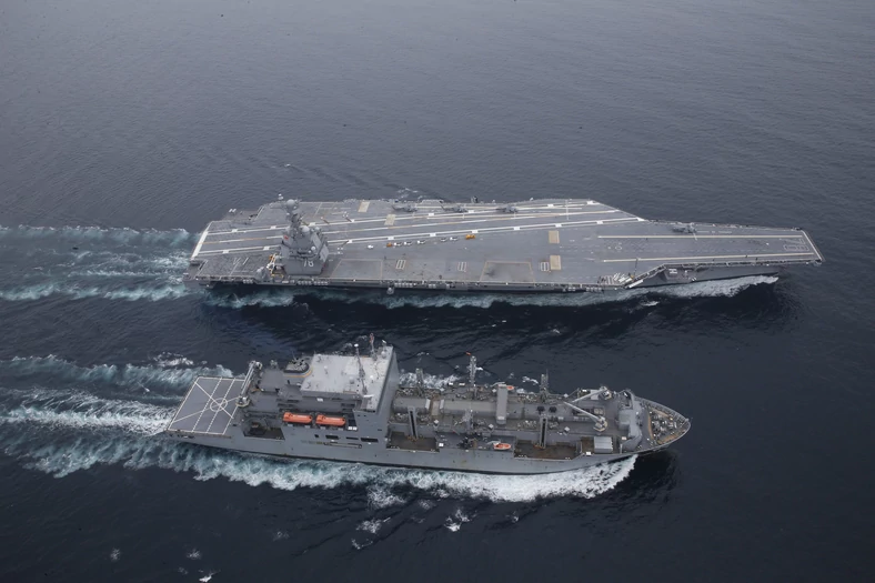 Lotniskowiec USS Gerald R. Ford i okręt zaopatrzeniowy USNS William McLean 