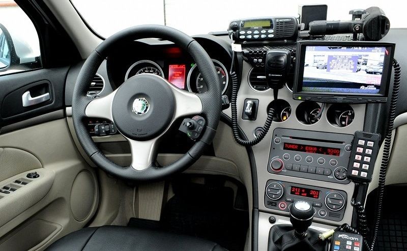 Policyjna alfa romeo 159 jest wyposażona w radar Iskra-1