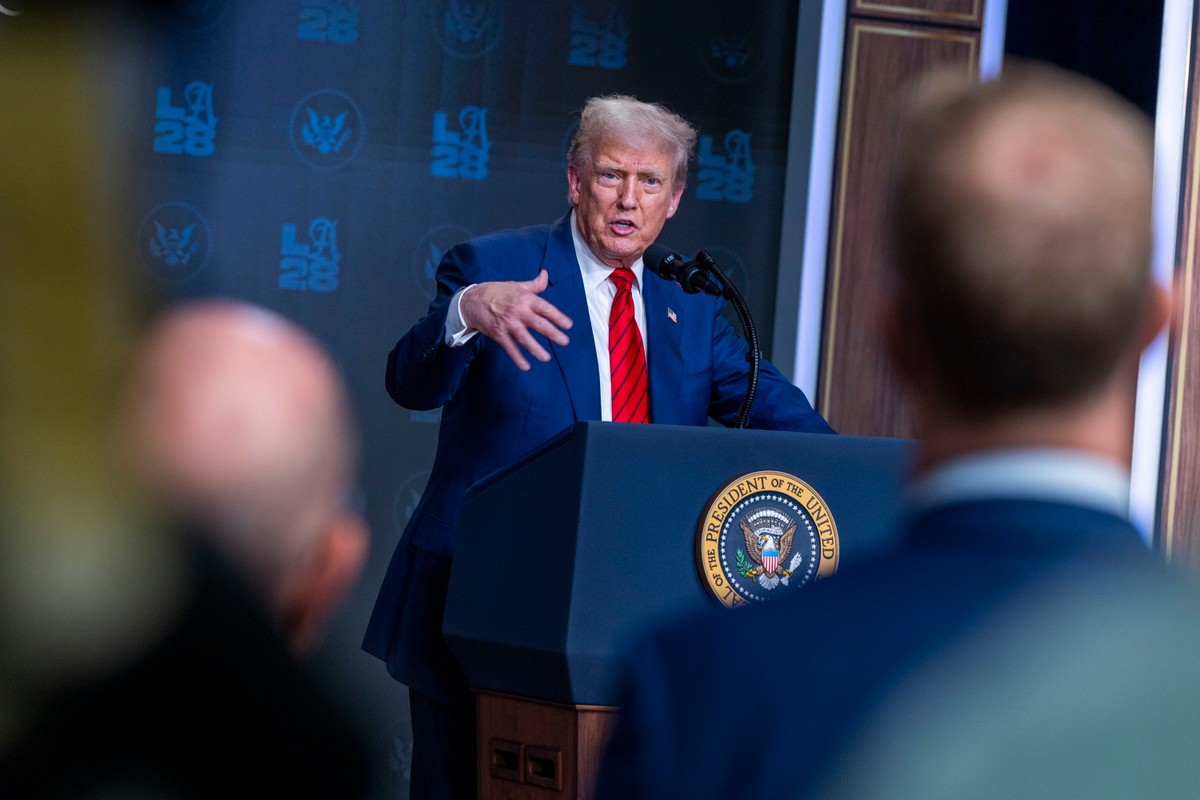 Trump przemawia na mównicy. Chce spotkać się z Putinem