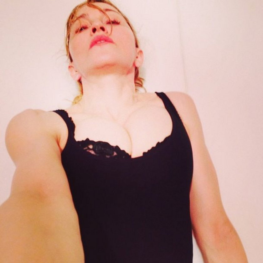 Madonna kusi biusten na Instagramie