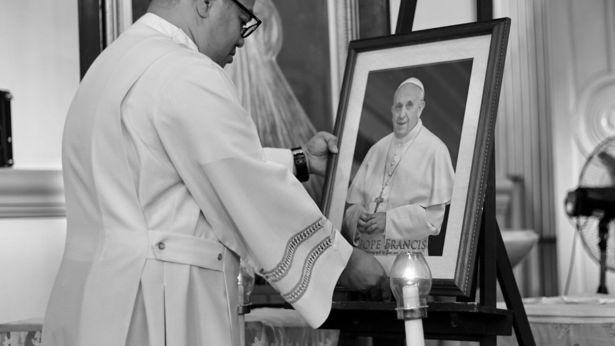 Papież Franciszek nie żyje
