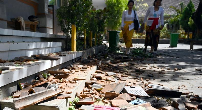 Nearly 1,000 houses were damaged and more than 3,000 people have taken refuge in government buildings and schools after an earthquake struck Indonesia