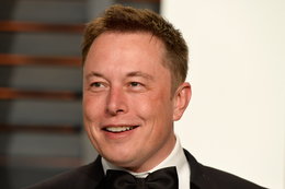 Elon Musk zarobił już 700 tys. dolarów na sprzedaży czapek z logo swojej firmy