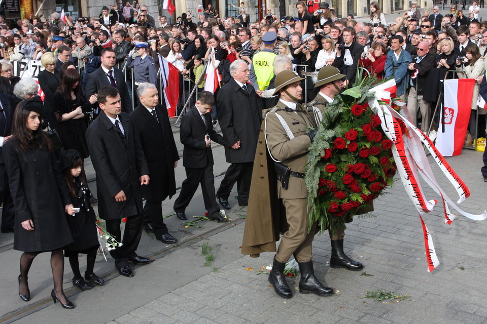 150 tysięcy osób uczestniczyło w ceremonii pogrzebowej, stojąc na krakowskim Rynku Głównym