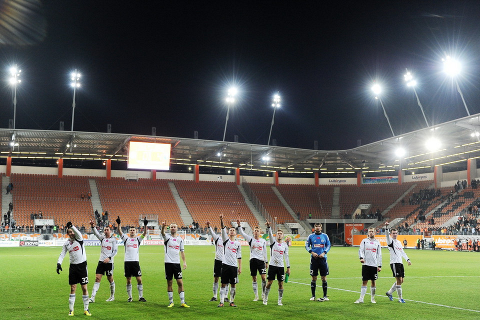 Zagłębie Lubin - Legia Warszawa, w tle pusty stadion Miedziowych