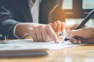 Kredyt frankowy po rozwodzie. Czy bank muszą pozwać oboje byli małżonkowie?