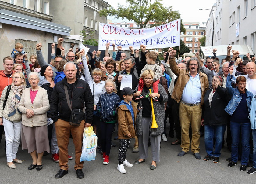 Dramat mieszkańców Mokotowa: Nie mamy gdzie parkować