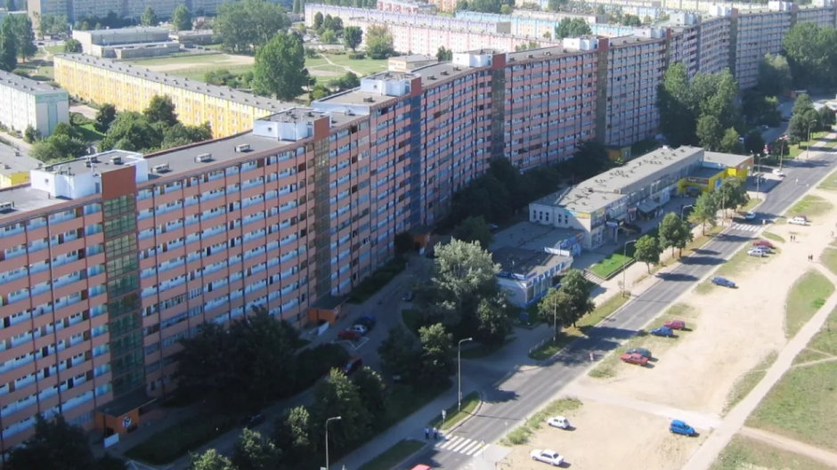 Najdłuższy blok mieszkalny w Polsce, fot. Autorstwa Johan von Nameh - Praca własna, CC BY-SA 3.0, https://commons.wikimedia.org/w/index.php?curid=523375