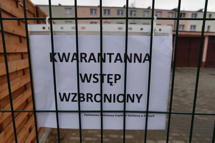 Z internatu szkoły w Policach do szpitala w Szczecinie trafiły trzy osoby w związku z podejrzeniem u nich zakażenia koronawirusem. Wychowankowie wraz z wychowawcami zostali objęci kwarantanną