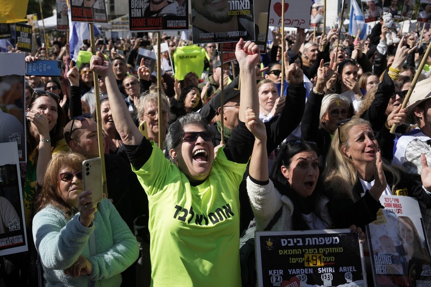 Ljudi u Tel Avivu slave oslobađanje trojice izraelskih talaca, u Tel Avivu 8. februara