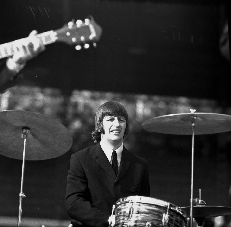 Ringo Starr podczas koncertu w Mediolanie (1965 r.)