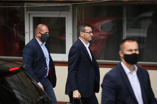 Premier Mateusz Morawiecki w drodze na spotkanie Rady Koalicji