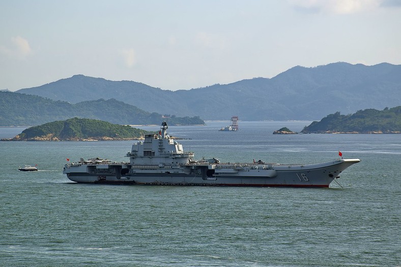 Chiński lotniskowiec Liaoning w trakcie rejsu. Autor: Baycrest (CC BY-SA 2.5)