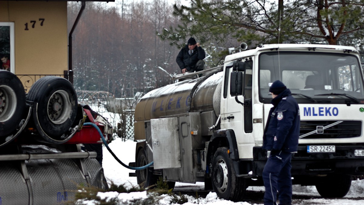 Dziś w gminie Osiek (woj. małopolskie) do rowu wjechała cysterna z mlekiem. W wyniku wypadku poszkodowane zostały trzy osoby. Trwa akcja wypompowywania mleka z cysterny.