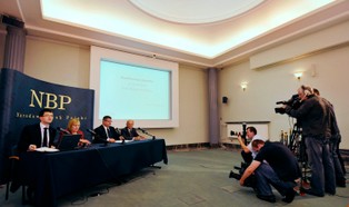 Analitycy: nie ma nadziei na obniżki stóp w wakacje