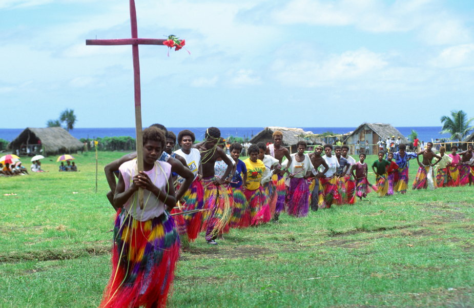 Inscenizacja parady orkiestry wojskowej w wykonaniu dzieci mieszkających na wyspie Tanna 