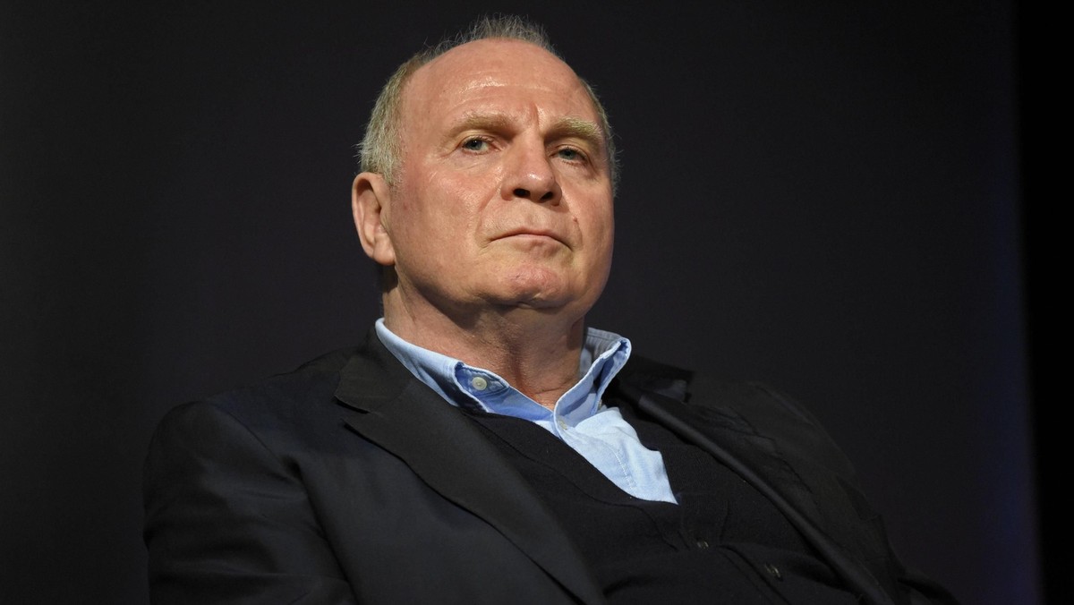 Prezes piłkarskiego mistrza Niemiec Bayernu Monachium Uli Hoeness chce przyciągnąć więcej kibiców na czwartkowy mecz drużyny kobiet z Paris Saint-Germain w Lidze Mistrzyń. Magnesem ma być obecność na trybunach gwiazd pierwszego zespołu męskiego.