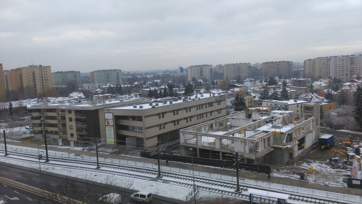 Choć kalendarzowa zima jeszcze się nie zaczęła, to w nocy w Krakowie spadł pierwszy śnieg w tym sezonie. Na ulice wyjechały pojazdy MPO, a nad ranem sytuacja była w pełni opanowana i na drogach nie było utrudnień z powodu opadów.