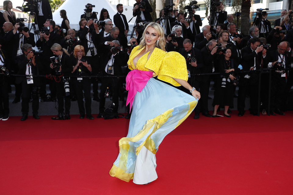 Tallia Storm chętnie eksponowała spódnicę na Festiwal Filmowy w Cannes