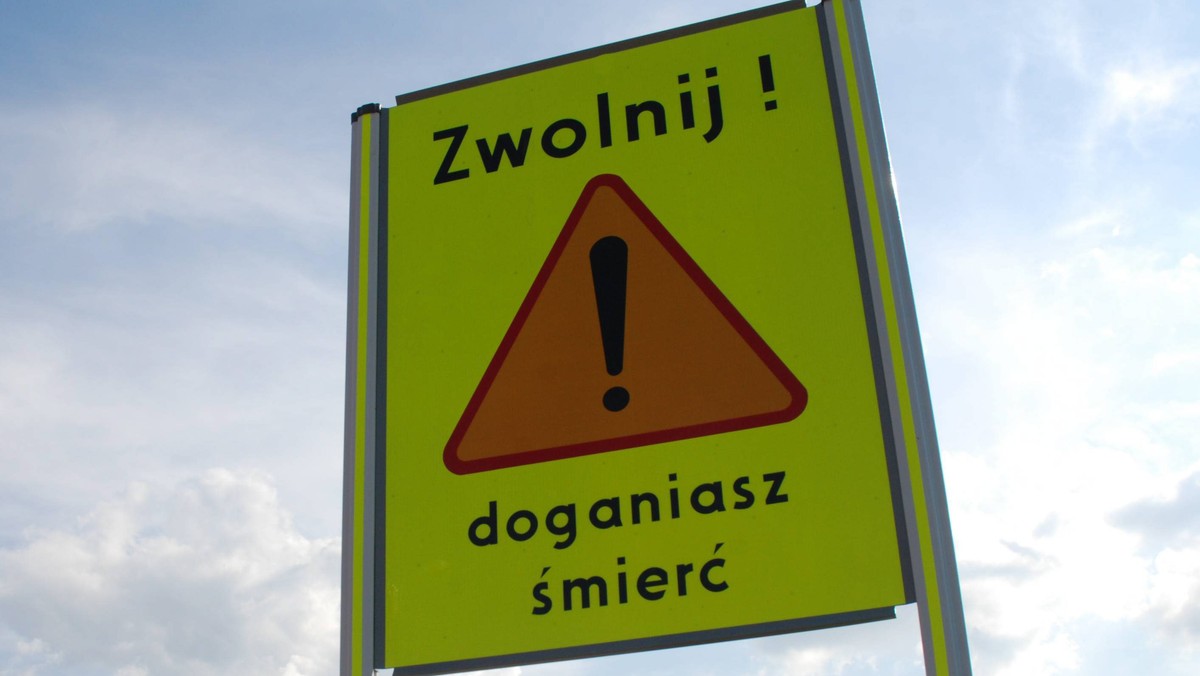 Mija właśnie miesiąc od śmierci mężczyzny na przejściu dla pieszych przy ul. Sokratesa w Warszawie. Tragedia nie różniła się od tych, jakie każdego dnia mają miejsce na polskich drogach. Była jednak na swój sposób wyjątkowa. Otworzyła bowiem pierwszą w III RP debatę publiczną na temat bezpieczeństwa na drogach - piszą Bartosz Jakubowski i Jeremi Rychlewski.