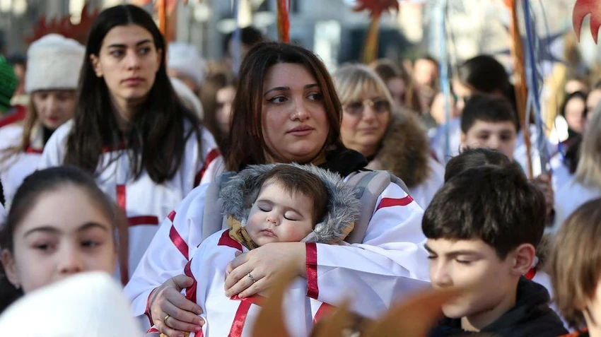 Pravoslavni vernici u Gruziji Božić tradicionalno obeležavaju verskim maršom Alilo | Foto: REUTERS/Irakli Gedenidze