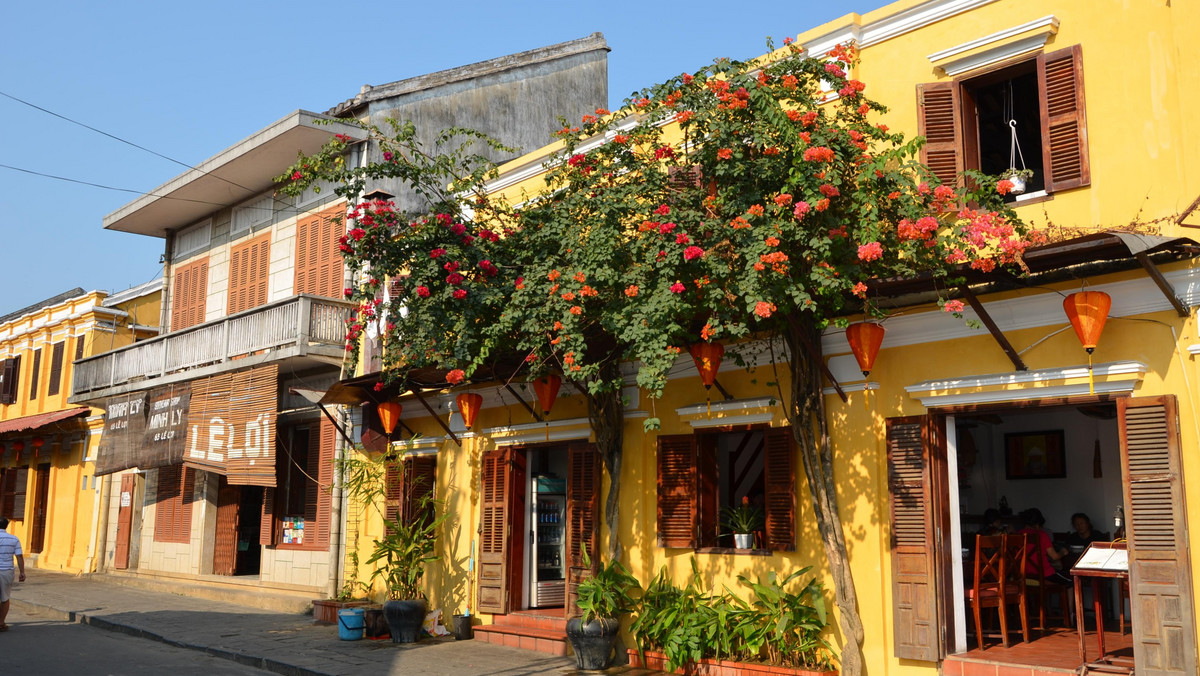 Hoi An to najczęściej odwiedzane przez turystów miasto w Indochinach, perła Wietnamu i Azji Środkowo-Wschodniej. Jego mieszkańcy kochają Polaka – Kazimierza Kwiatkowskiego, który uratował to miejsce przed zniszczeniem i zmienił losy tysięcy ludzi.