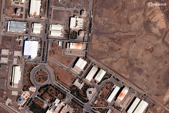 TRAMP SPREMA NAJOPASNIJU OPERACIJU U ISTORIJI! Američka vojska cilja nuklearno srce Irana, "Pijuk planina" pred eksplozijom