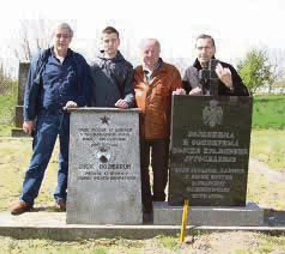 U Gložanu su podignute dve ploče, jedna sa petokrakom i jedna sa znamenjima kraljevine