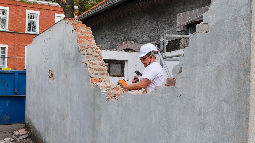 Burmistrz Lublińca rozwalił garaż.