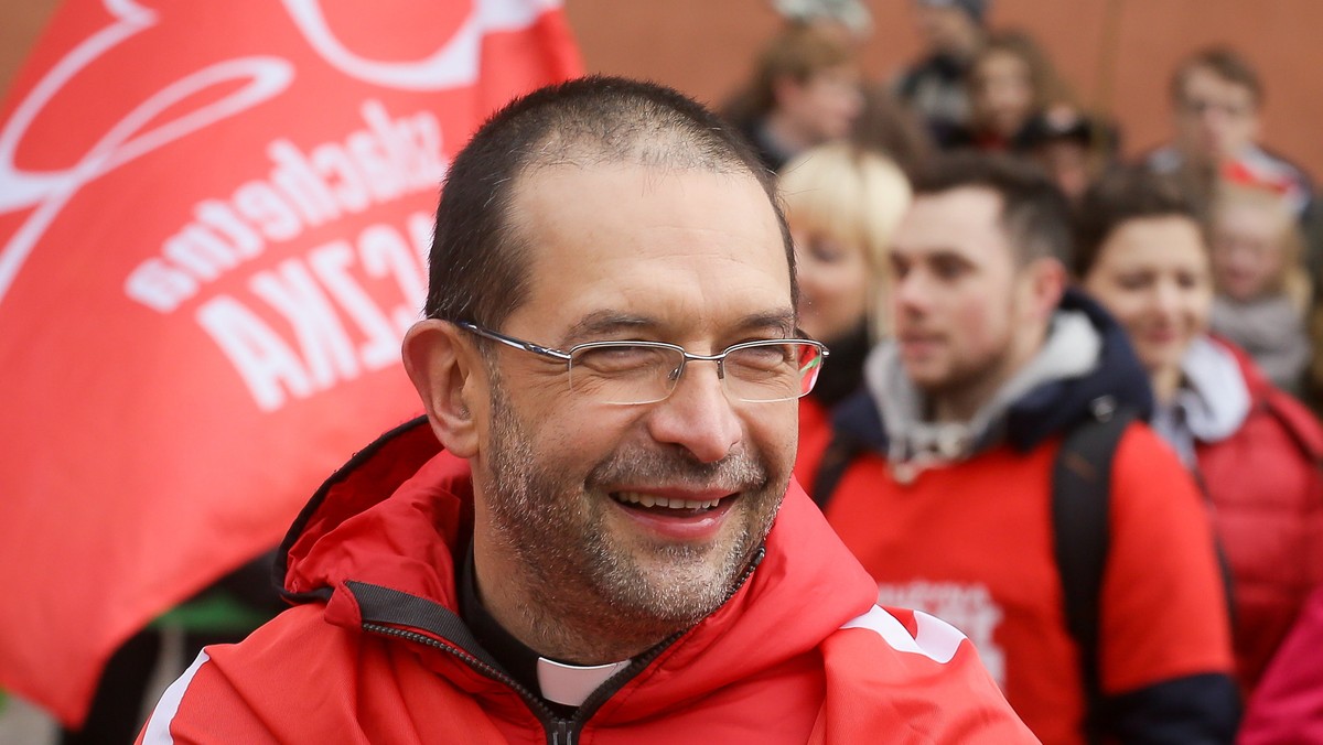 Radosnym marszem przez ulice Warszawy i Krakowa zainaugurowano w sobotę piętnastą edycję ogólnopolskiej akcji świątecznej pomocy "Szlachetna Paczka". Tego dnia została uruchomiona w internecie baza danych z informacjami o rodzinach w potrzebie. Podobne marsze przejdą w sobotę także w innych miastach Polski.