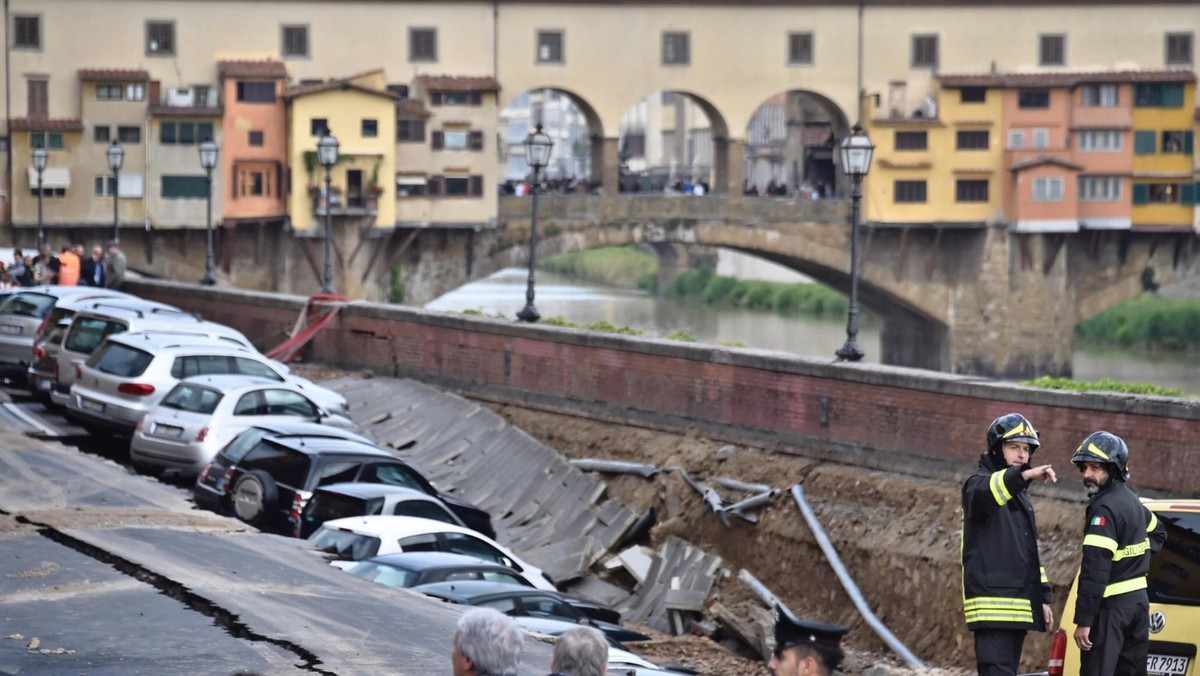 Zapadlisko w ziemi we Florencji