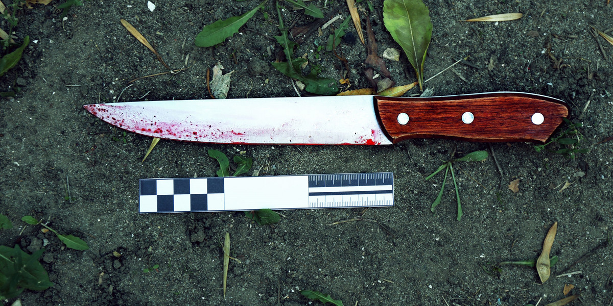 26-latek chwycił za nóż i poderżnął gardło ojcu