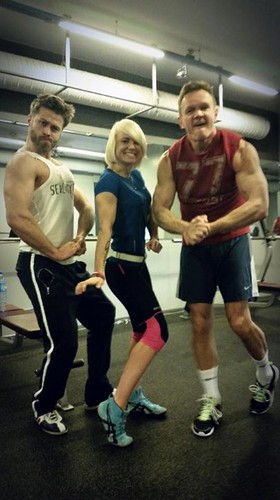 Cezary Pazura i Maciej Zakościelny z trenerką